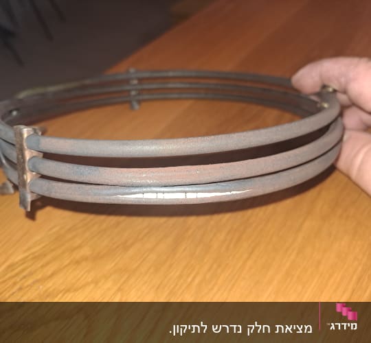 חלק מתכת עגול על שולחן עץ